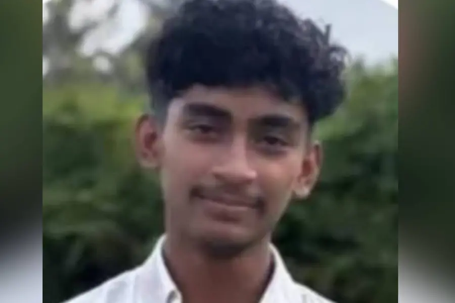 വെള്ളച്ചാട്ടത്തിനു മുകളിൽ നിന്നും കാൽ വഴുതി വീണ് പരിക്കേറ്റ പതിനേഴുകാരന് മരിച്ചു
