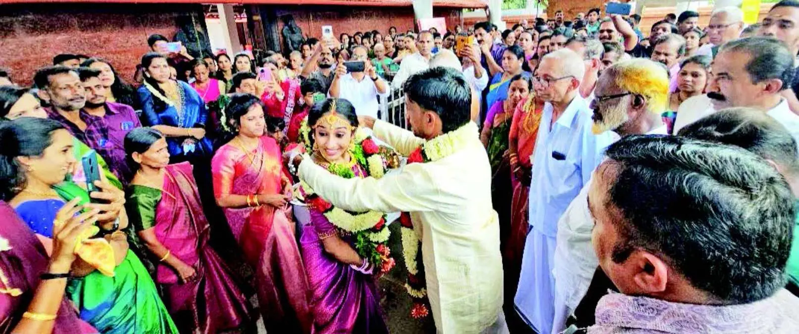ഷിബിനും ഹൃദ്യയും മാമ്പ വിളയാറോട്ട് മഹാവിഷ്ണു ക്ഷേത്രത്തില്വച്ചുളള വിവാഹച്ചടങ്ങില് നിന്ന്