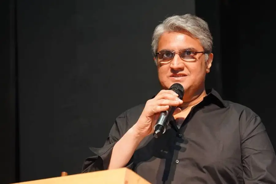 ശമ്പളം ചോദിച്ചു, ഡ്രൈവറെ കത്തിയെടുത്ത് കുത്തി സംവിധായകൻ മനീഷ് ഗുപ്ത; കേസെടുത്തു