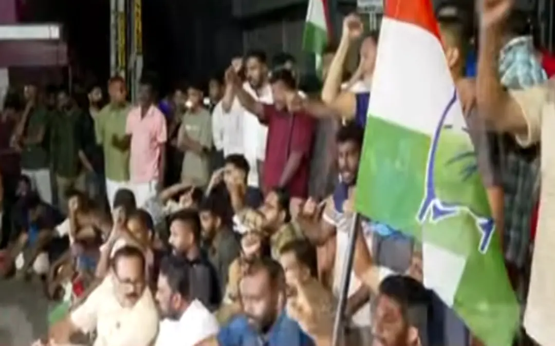 നിലമ്പൂരിൽ യുഡിഎഫ് പ്രവർത്തകർ റോഡ് ഉപരോധിക്കുന്നു