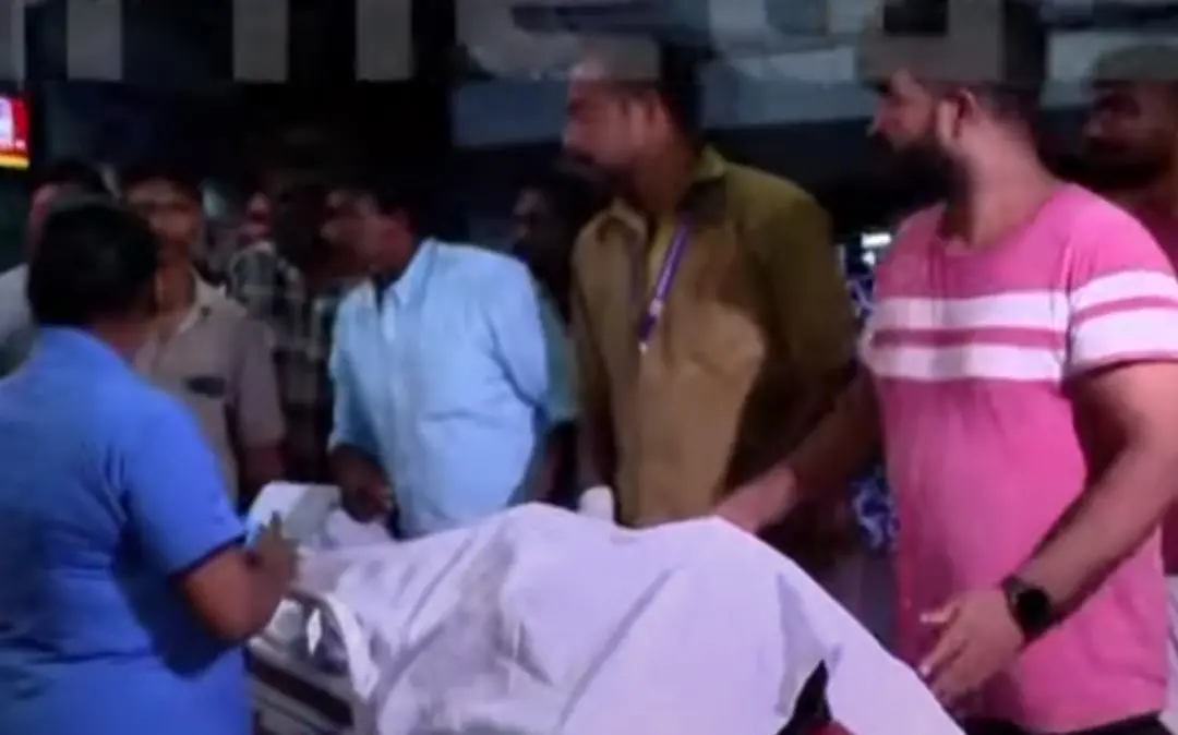മരിച്ച വിദ്യാർഥിയുടെ മൃതദേഹം ആശുപത്രിയിൽ