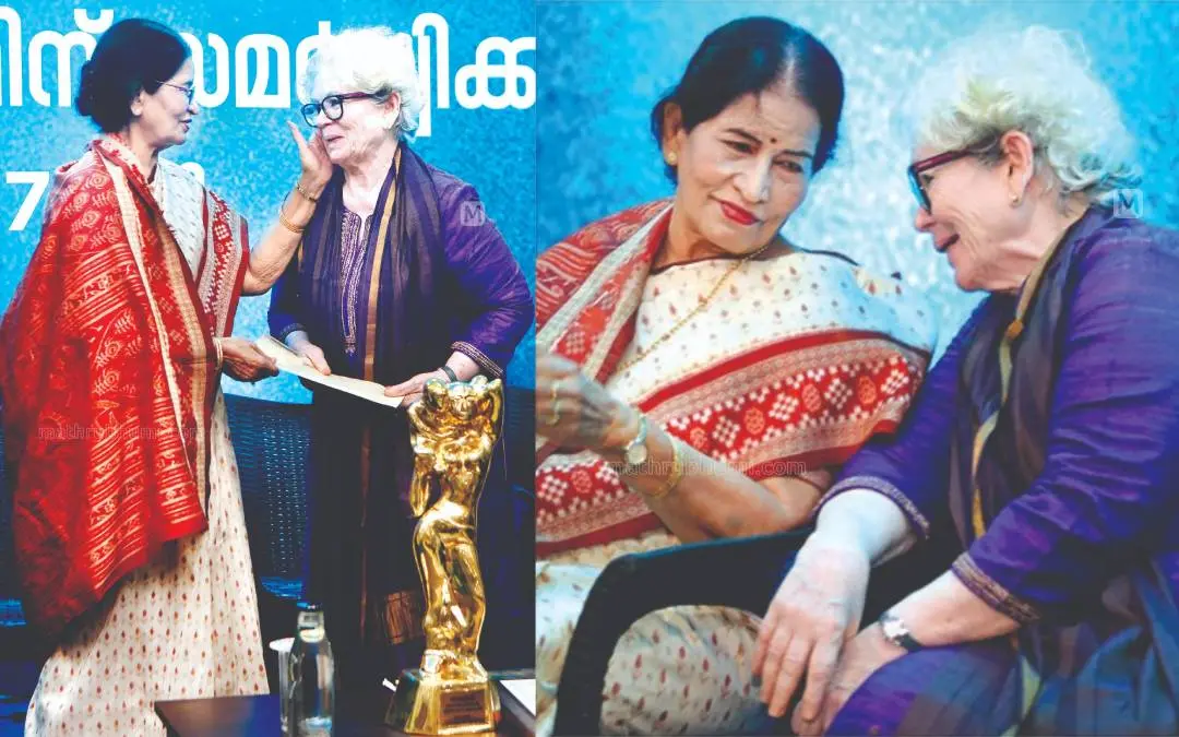 മാതൃഭൂമി സാഹിത്യപുരസ്കാരം സാറാ ജോസഫിന് സമര്പ്പിച്ചശേഷം മുഖത്ത് സ്നേഹപൂര്വം തലോടുന്ന പ്രതിഭാ റായ് | ഫോട്ടോ: കെ.കെ. സന്തോഷ്