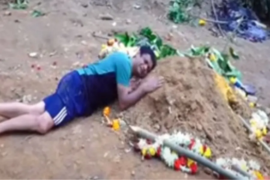 'എനിക്കിവിടെത്തന്നെ കിടന്നാൽമതി', മകന്റെ കുഴിമാടത്തിൽ കെട്ടിപ്പിടിച്ച് പൊട്ടിക്കരഞ്ഞ് പിതാവ്