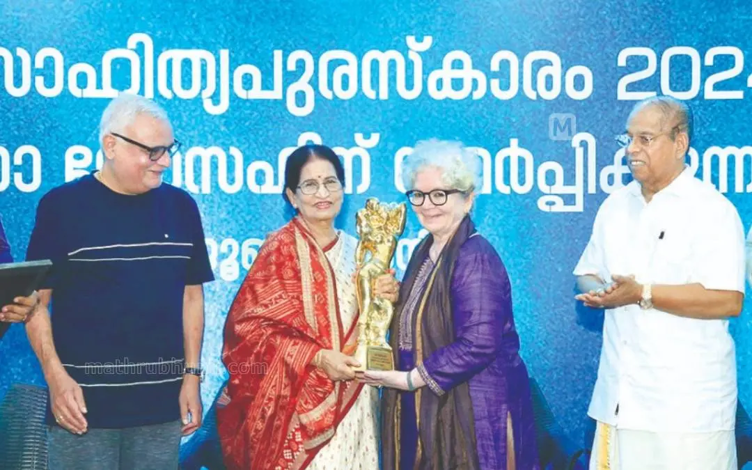 മാതൃഭൂമി സാഹിത്യപുരസ്കാരം എഴുത്തുകാരി സാറാ ജോസഫിന് ജ്ഞാനപീഠജേതാവ് പ്രതിഭാറായ് സമർപ്പിക്കുന്നു. മാതൃഭൂമി മാനേജിങ് ഡയറക്ടര് എം.വി. ശ്രേയാംസ് കുമാര്, മാതൃഭൂമി ചെയര്മാനും മാനേജിങ് എഡിറ്ററുമായ പി.വി. ചന്ദ്രന് എന്നിവർ സമീപം. | ഫോട്ടോ: മാതൃഭൂമി