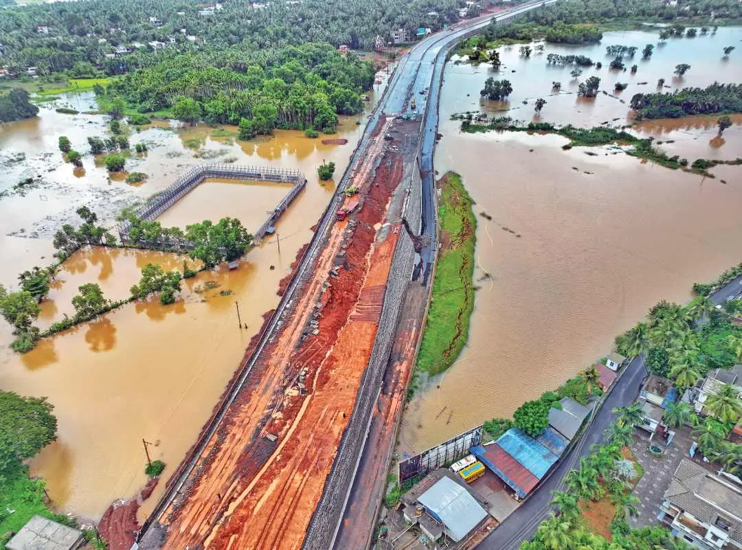 മലപ്പുറം കൂരിയാട് തകർന്ന ആറുവരി ദേശീയപാതയുടെ ഇരുവശങ്ങളിലും വെള്ളം നിറഞ്ഞതിന്റെ ആകാശദൃശ്യം. രണ്ടുപാതകളിൽ വലതുവശത്തേതാണ് ഇടിഞ്ഞുതാണത്. ഇവിടെനിന്നുള്ള മണ്ണ് തിങ്ങിയതോടെ തൊട്ടടുത്തുള്ള വയലിൽ ചെറിയ കുന്നുപോലെ മണ്ണ് ഉയർന്നതും കാണാം. സെവൻസ് ഫുട്ബോൾ ടൂർണമെന്റിനുള്ള ഗ്രൗണ്ടും ഗാലറിയുമാണ് ഇടതുവശത്തുകാണുന്നത്. 19-നാണ് ദേശീയപാത ഇടിഞ്ഞ് ഗതാഗതം പൂർണമായി നിലച്ചത്. പാലത്തിങ്ങലിലെ സി.ടി. ശംസുദ്ദീൻ പകർത്തിയതാണ് ഈ ആകാശദൃശ്യം