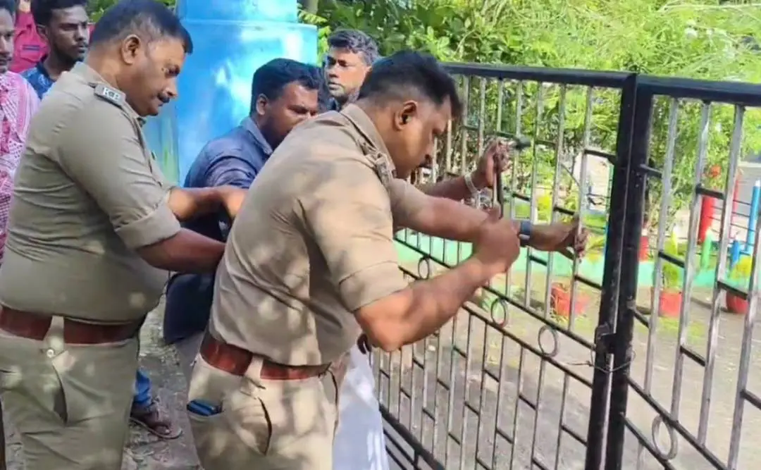 അരുവിക്കര എല്‍പിസ്‌കൂളിന്‍റെ ഗേറ്റ് പോലീസ് തുറക്കുന്നു.