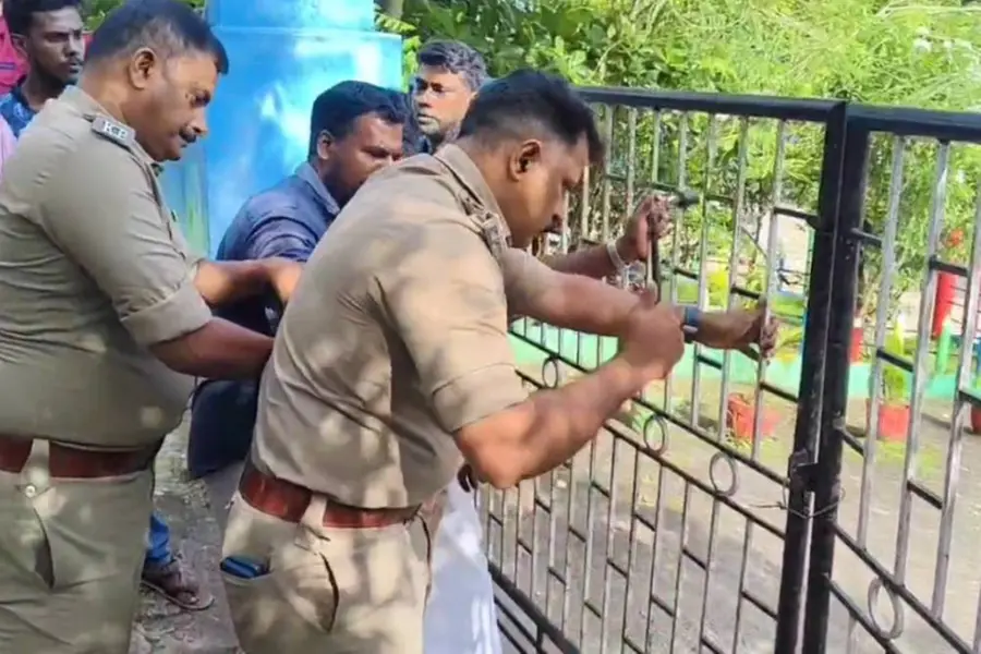 അധ്യാപകരെ അകത്താക്കി സ്കൂൾ ഗേറ്റ് പൂട്ടി സമരക്കാർ; പോലീസെത്തി പൂട്ട് തകർത്ത് പുറത്തിറക്കി