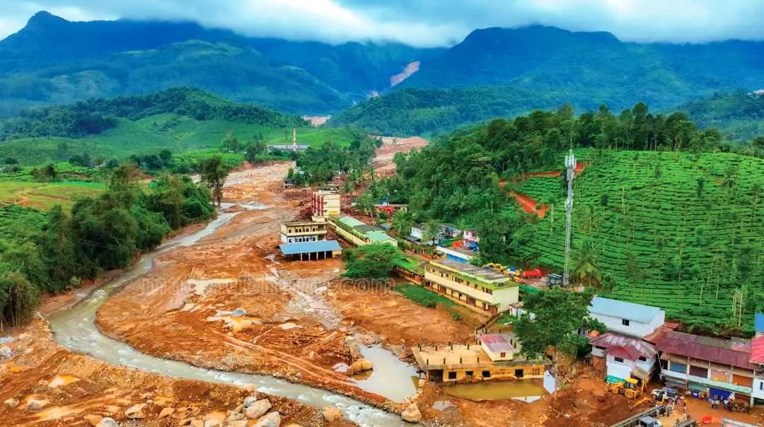 വയനാട് ചൂരൽമല, മുണ്ടക്കൈ ഉരുൾപൊട്ടൽ ദുരന്തഭൂമിയിലൂടെ ഒഴുകുന്ന പുന്നപ്പുഴ |ഫോട്ടോ: മാതൃഭൂമി