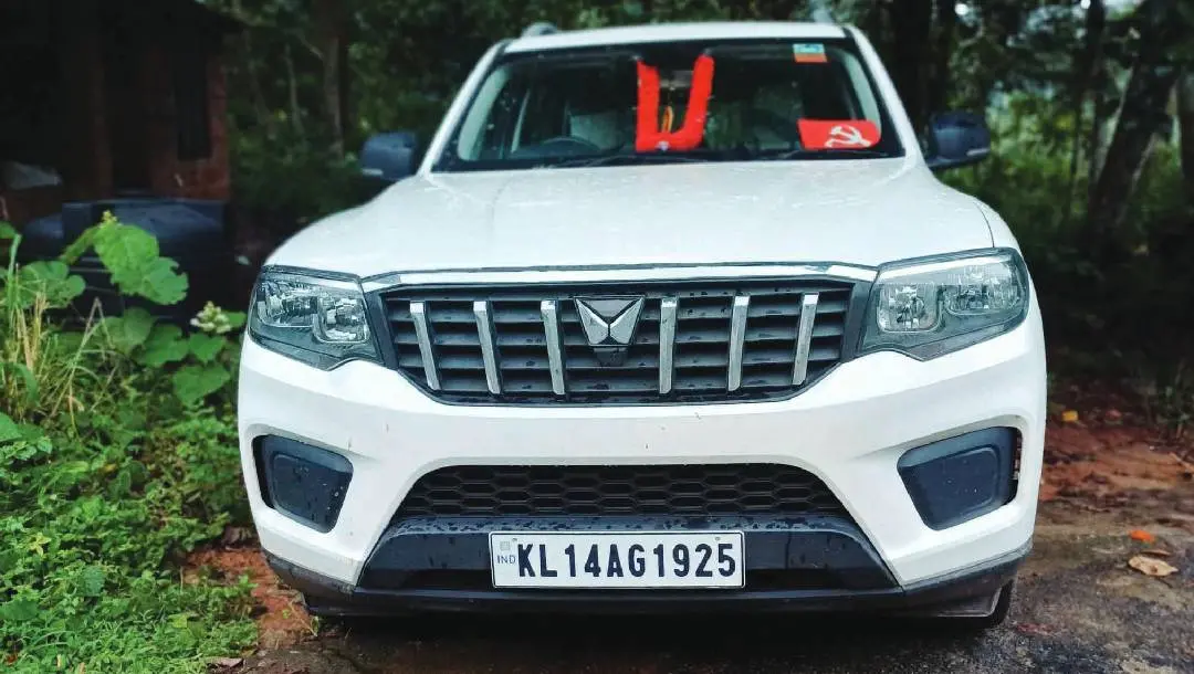 സിപിഐ കാസർകോട് ജില്ലാ കമ്മിറ്റിയുടെ പുതിയ കാർ.