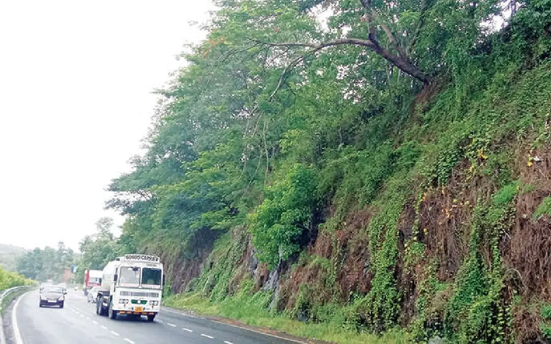 വടക്കഞ്ചേരി-മണ്ണുത്തി ആറുവരിപ്പാതയിൽ മണ്ണിടിച്ചിൽതടയാൻ സുരക്ഷയൊരുക്കേണ്ടിയിരുന്ന സ്ഥലങ്ങളിലൊന്ന്