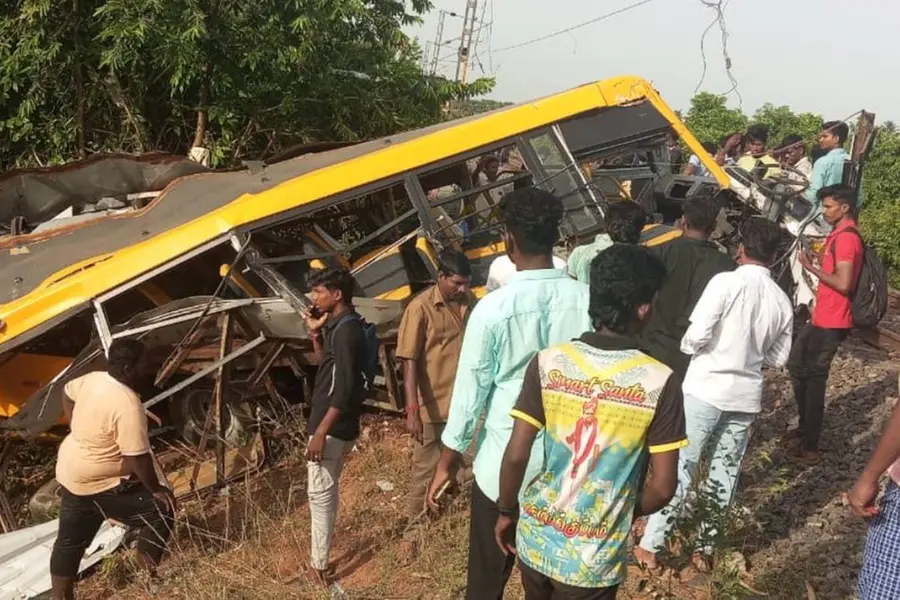 തമിഴ്നാട്ടിലെ കടലൂരില് സ്കൂള് വാനില് ട്രെയിനിടിച്ച് 3 കുട്ടികള്ക്ക് ദാരുണാന്ത്യം