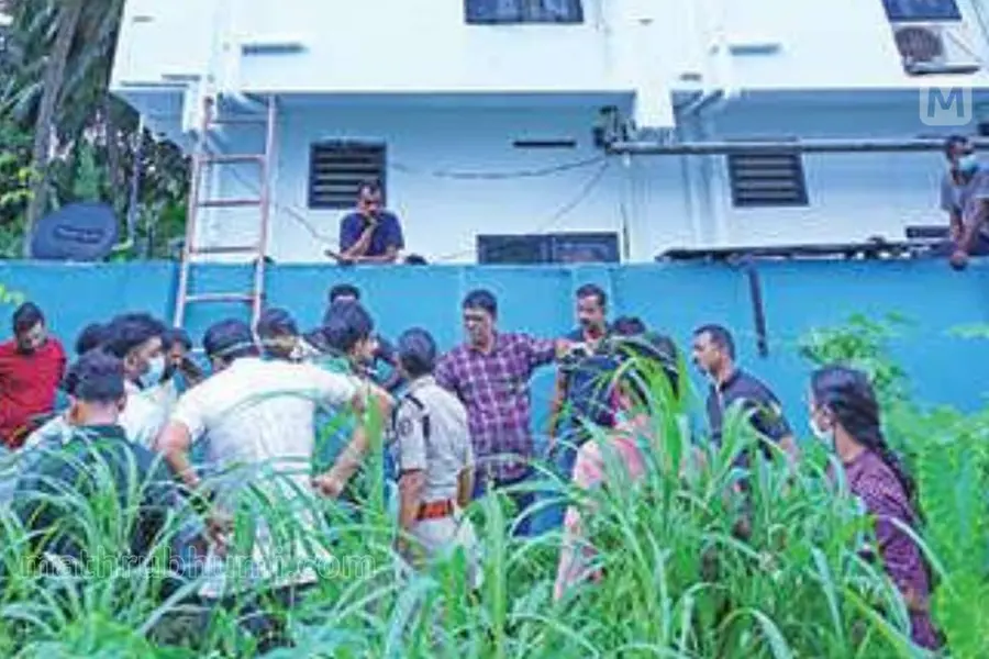 ചതുപ്പുനിലത്തിൽ യുവാവിന്റെ മൃതദേഹം; സമീപത്ത് ഛർദിച്ചനിലയിൽ രക്തവും മദ്യവും ഭക്ഷണവും