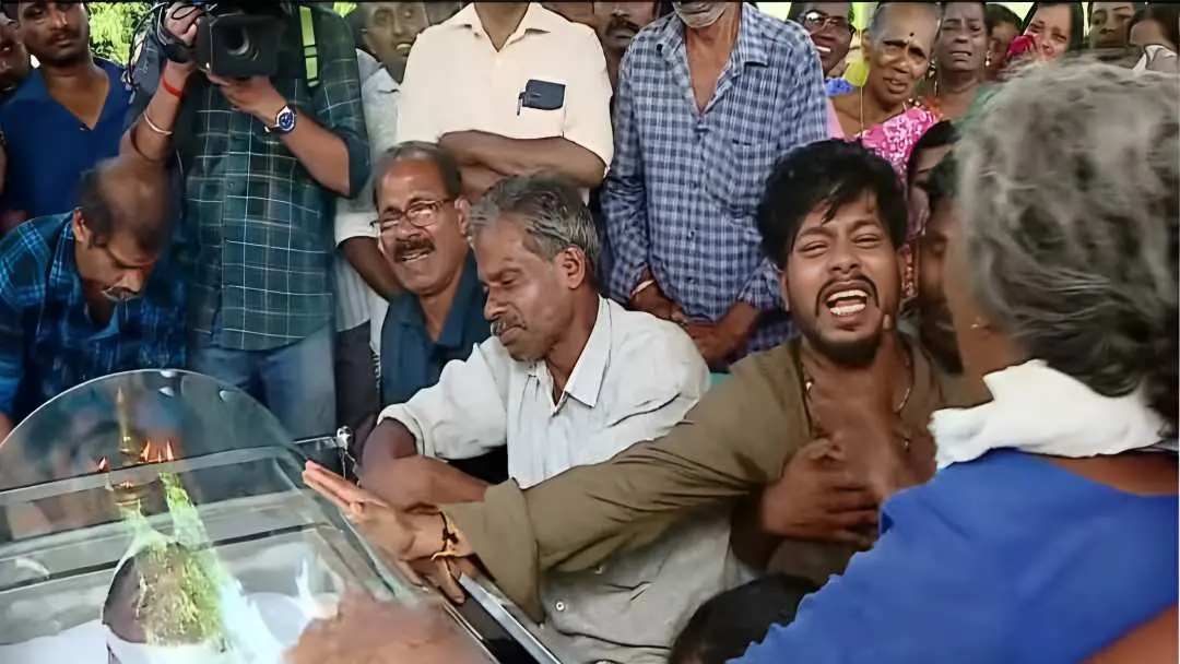 തലയോലപ്പറമ്പിൽ ബിന്ദുവിന്റെ മൃതദേഹം വീട്ടിലെത്തിച്ചപ്പോൾ പൊട്ടിക്കരയുന്ന മകൻ നവനീത്, ഭർത്താവ് വിശ്രുതൻ സമീപം | Photo: Screengrab