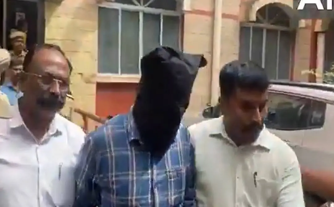 അറസ്റ്റിലായ രാജയെ കോടതിയില് ഹാജരാക്കിയശേഷം ജയിലിലേക്ക് കൊണ്ടുപോകുന്നു | Photo: ANI