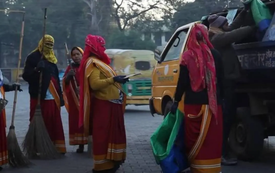 ഇന്ദോറിലെ ശുചീകരണ തൊഴിലാളികള് | Photo: Screengrab from youtube.com/ BBC News Hindi