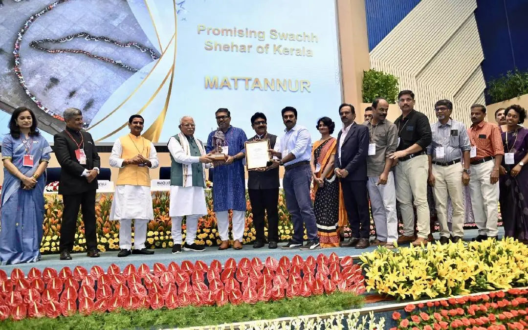സ്പെഷ്യൽ കാറ്റഗറി മിനിസ്റ്റീരിയൽ അവാർഡ് ഏറ്റുവാങ്ങുന്നു