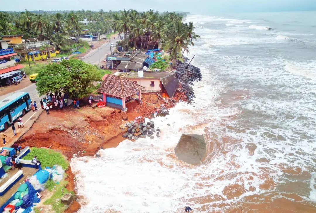 ശക്തമായ കടലേറ്റത്തെത്തുടര്ന്ന് തൃക്കണ്ണാട് സംസ്ഥാനപാതയ്ക്കരികില് വരെ തിരയെത്തിയപ്പോള്. ആകാശക്കാഴ്ച | ഫോട്ടോ: രാമനാഥ് പൈ | മാതൃഭൂമി