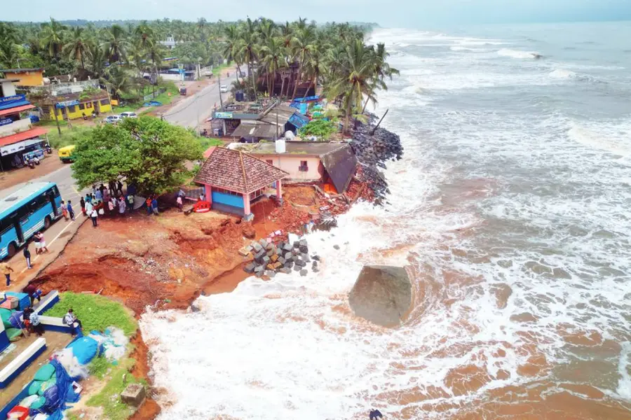 തൃക്കണ്ണാട്ട് കടൽ റോഡിലേക്കെത്തി; കരയെടുത്തത് 30 മീറ്റർ