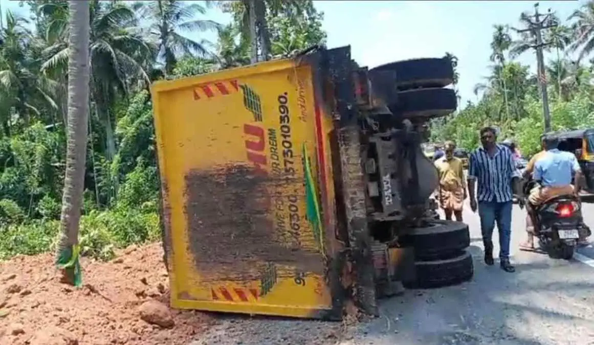 നെയ്യാറ്റിൻകര വാഴിച്ചലിൽ നിയന്ത്രണം വിട്ട മറിഞ്ഞ ടിപ്പർ ലോറി