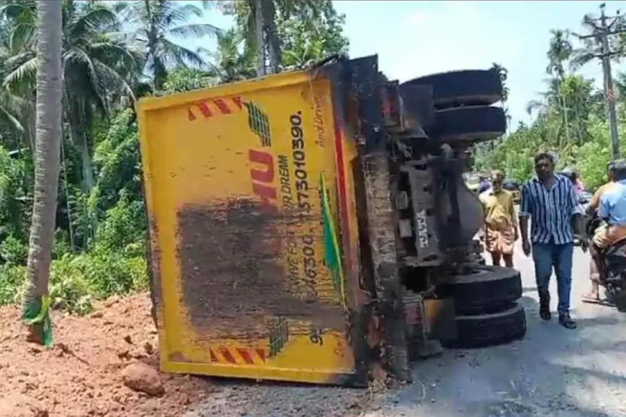 നെയ്യാറ്റിൻകരയിൽ ടിപ്പർ ലോറി മറിഞ്ഞ് അപകടം; ഡ്രെെവർ ഉൾപ്പെടെ രണ്ടുപേർക്ക് പരിക്ക്