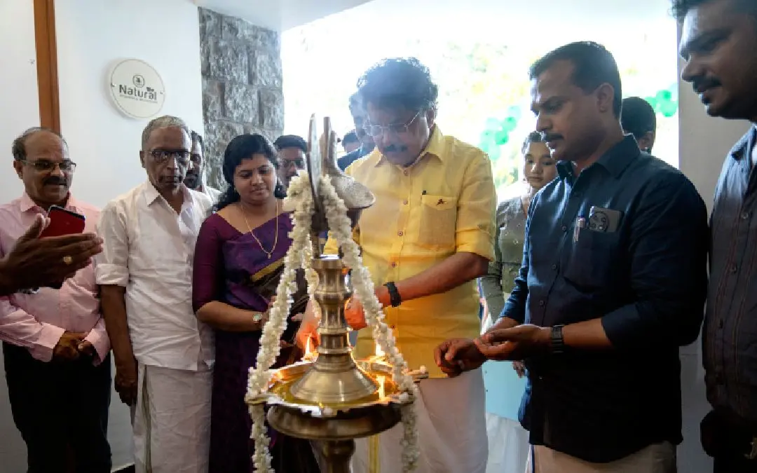 ആയുർവേദ സ്പാ സെന്ററിന്റെ ഉദ്ഘാടനം പി.കെ.ശശി നിർവഹിക്കുന്നു