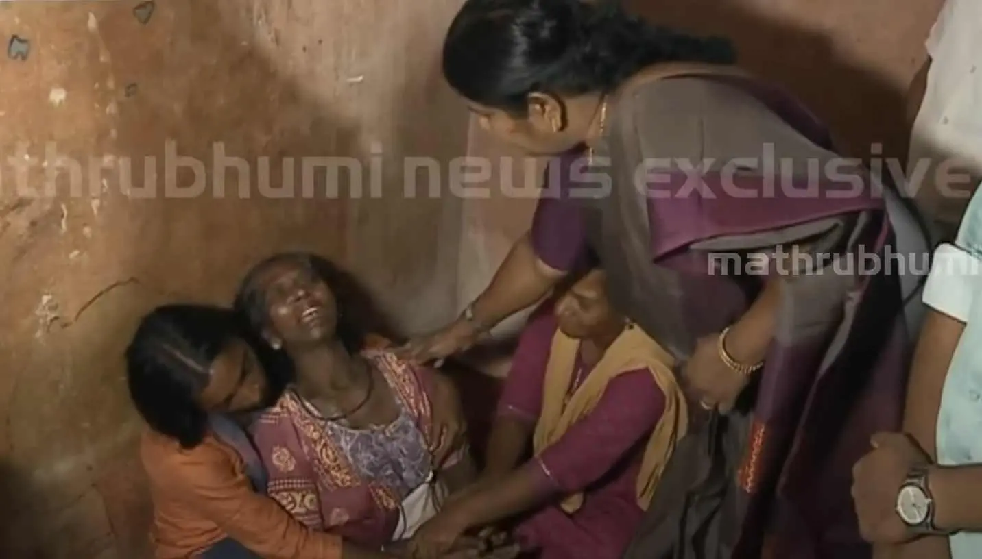 മന്ത്രി ജെ. ചിഞ്ചുറാണി മിഥുന്റെ വീട്ടിലെത്തിയപ്പോൾ | Photo: Screengrab/ Mathrubhumi News