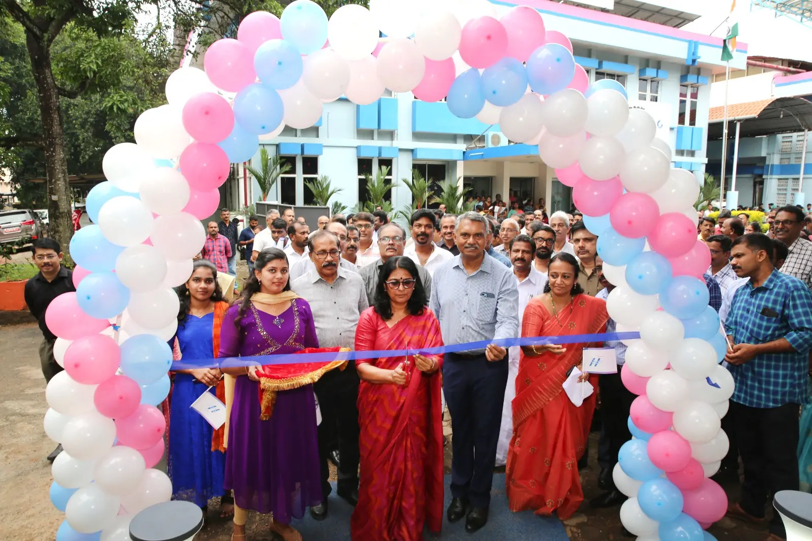 എച്ച്എല്എല് ലൈഫ്കെയര് ലിമിറ്റഡിന്റെ വജ്രജൂബിലി ആഘോഷങ്ങളുടെയും ഫാക്ടറി ഡേയുടെയും ഉദ്ഘാടനം ചെയര്മാനും മാനേജിംഗ് ഡയറക്ടറുമായ (ഇന്-ചാര്ജ്) ഡോ. അനിത തമ്പി നിര്വ്വഹിക്കുന്നു