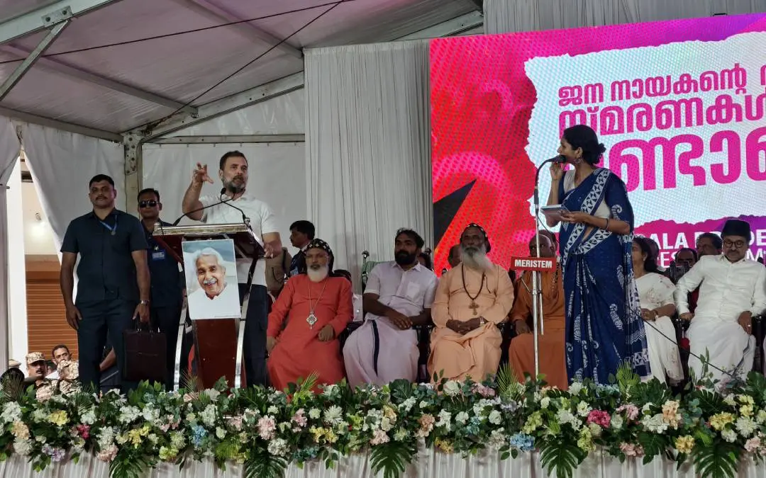 ഉമ്മന് ചാണ്ടി രണ്ടാംവാര്ഷിക അനുസ്മരണച്ചടങ്ങില് സംസാരിക്കുന്ന രാഹുല് ഗാന്ധി | ഫോട്ടോ - ശിവപ്രസാദ് / മാതൃഭൂമി
