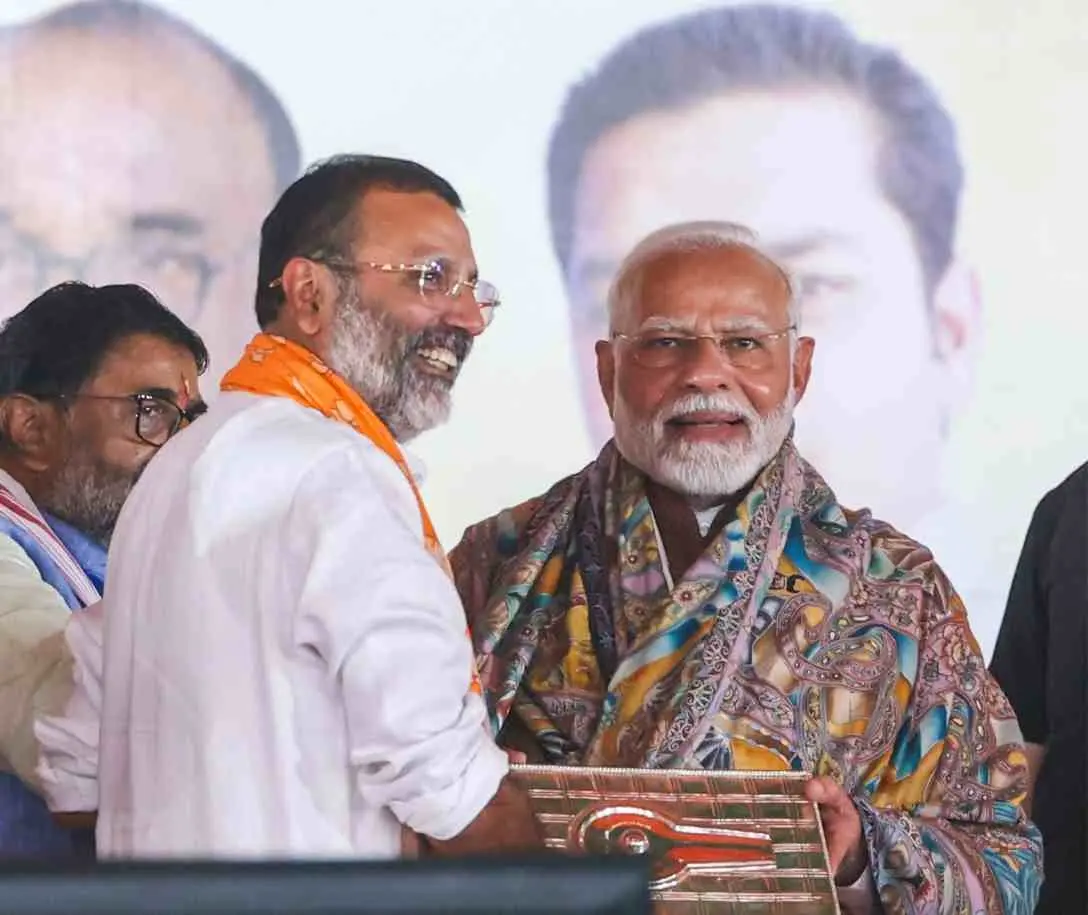 പ്രധാനമന്ത്രി നരേന്ദ്ര മോദിയ്ക്കൊപ്പം നിഷികാന്ത് ദുബെ |ഫോട്ടോ:PTI