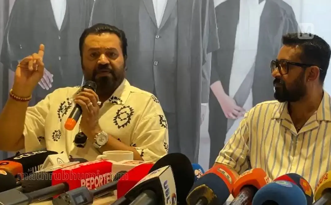 സുരേഷ് ഗോപി ദുബായിൽ വാർത്താസമ്മേളനത്തിൽ സംസാരിക്കുന്നു. ജെഎസ്കെ എന്ന ചിത്രത്തിന്റെ സംവിധായകൻ പ്രവീൺ നാരായണൻ സമീപം | അറേഞ്ച്ഡ്