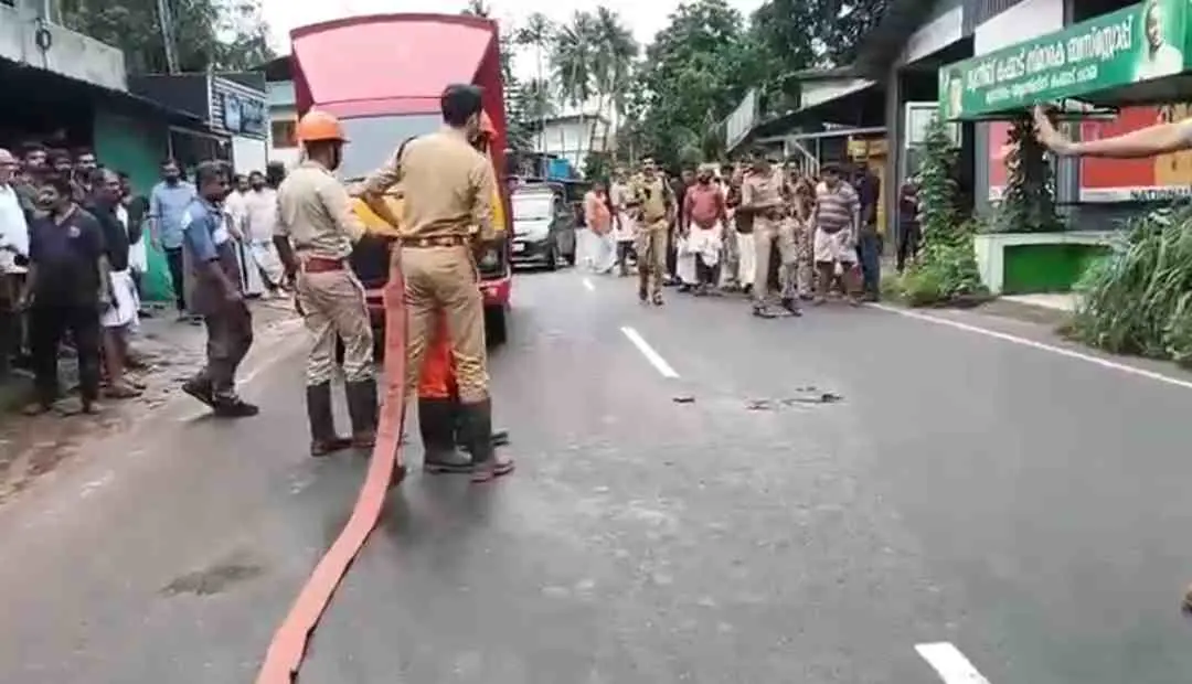 അപകടം നടന്ന സ്ഥലത്ത് അഗ്നിശമനസേനാംഗങ്ങള് വെള്ളംകൊണ്ട് ശുചീകരിക്കുന്നു