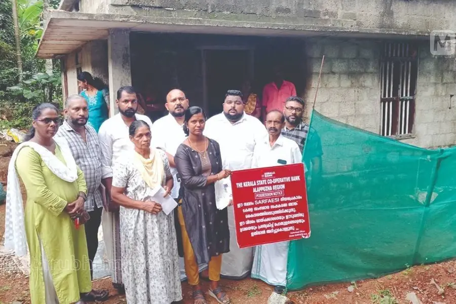 പണയം വെച്ച ഭൂമി വിറ്റ് മുന്‍ ഉടമ; എടുക്കാത്ത വായ്പയ്ക്ക് ജപ്തി, പോയത് ലൈഫില്‍ കിട്ടിയ വീട്