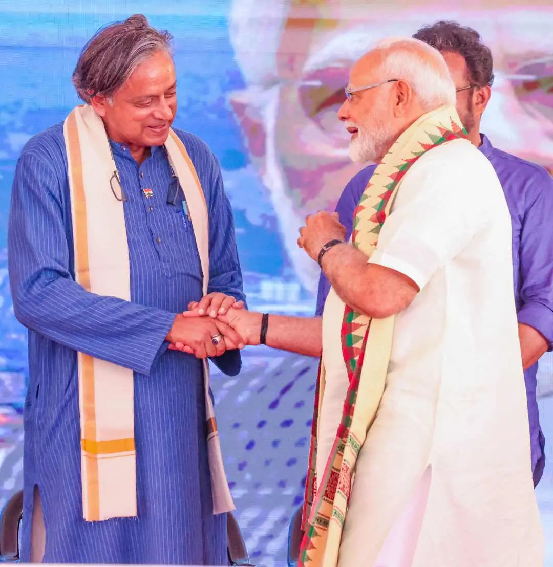 ശശി തരൂര് പ്രധാനമന്ത്രി നരേന്ദ്ര മോദിയ്ക്കൊപ്പം |ഫോട്ടോ:Mathrubhumi