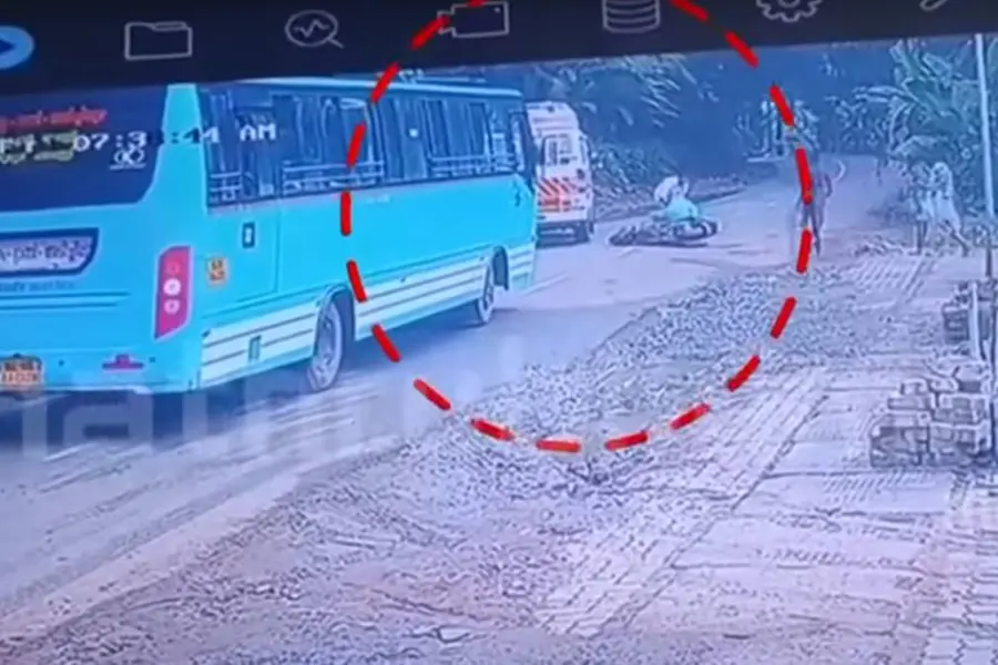 റോഡിലേക്കിറങ്ങിയപ്പോള് വേഗത്തിലെത്തിയ ആംബുലൻസ് കണ്ടുഭയന്ന് സ്കൂട്ടറിൽനിന്ന് വീണു; യുവാവിന് പരിക്ക്