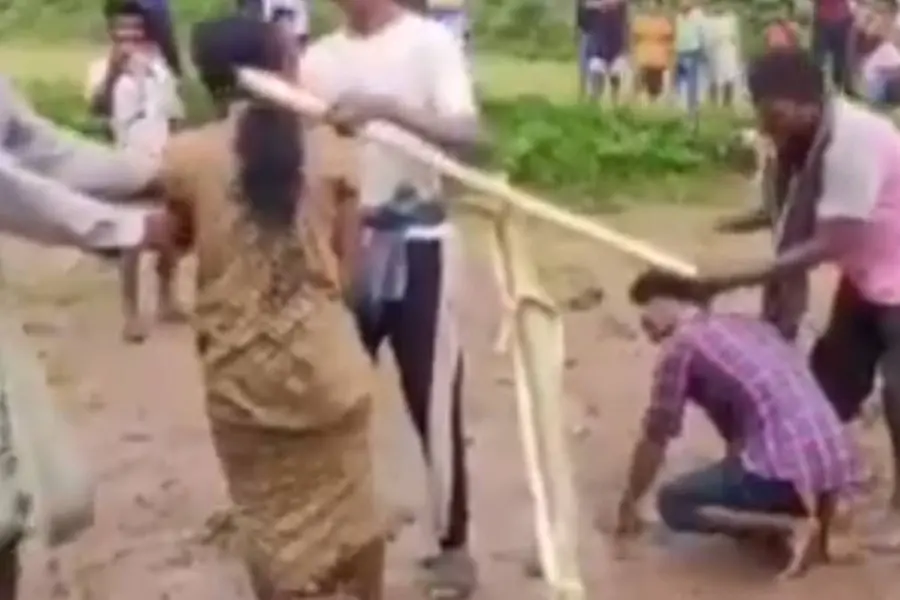 ആചാരം തെറ്റിച്ച് കല്യാണം:ഒഡീഷയിൽ ദമ്പതിമാരെ നുകത്തിൽക്കെട്ടി നിലം ഉഴുതു, ശിക്ഷ നടപ്പാക്കി ജനക്കൂട്ടം