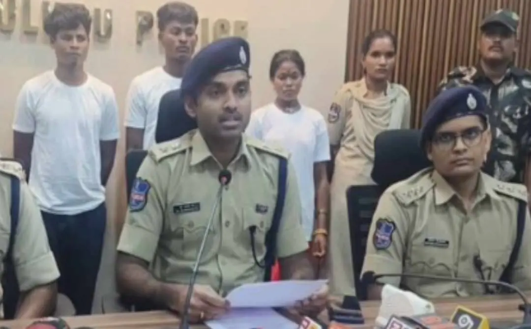 കീഴടങ്ങിയ മാവോവാദികള് പോലീസ് ഉദ്യോഗസ്ഥര്ക്കൊപ്പം | Photo Courtesy: x.com/TheSiasatDaily