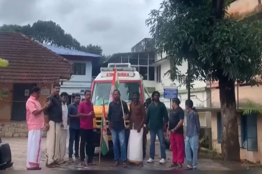 കോൺഗ്രസ് പ്രവർത്തകർ ആംബുലൻസ് തടഞ്ഞിട്ടു, ചികിത്സ കിട്ടാതെ യുവാവ് മരിച്ചെന്ന് പരാതി