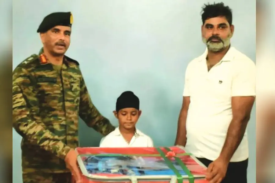 ഓപ്പറേഷന്‍ സിന്ദൂറിനിടെ നല്‍കിയ സഹായം മറന്നില്ല; 10 വയസ്സുകാരനെ ഒപ്പംനിര്‍ത്തി സൈന്യം