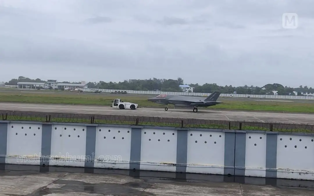 ഹാങ്ങറിൽ നിന്ന് വിമാനത്തെ പുഷ് ബാക്ക് ട്രാക്ടർ ഉപയോഗിച്ച് പുറത്തേക്ക് കൊണ്ടുവരുന്നു