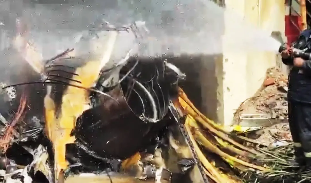 വിമാനം തകർന്നുവീണ സ്ഥലത്ത് നടക്കുന്ന രക്ഷാപ്രവർത്തനം | ഫോട്ടോ: x.com/NikitaS_Live/status