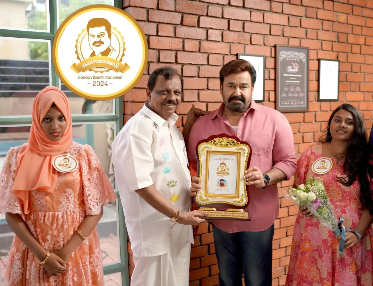 കലാഭവൻ മണി മെമ്മോറിയൽ പുരസ്കാരം മോഹൻലാൽ സ്വീകരിക്കുന്നു | ഫോട്ടോ: അറേഞ്ച്ഡ്
