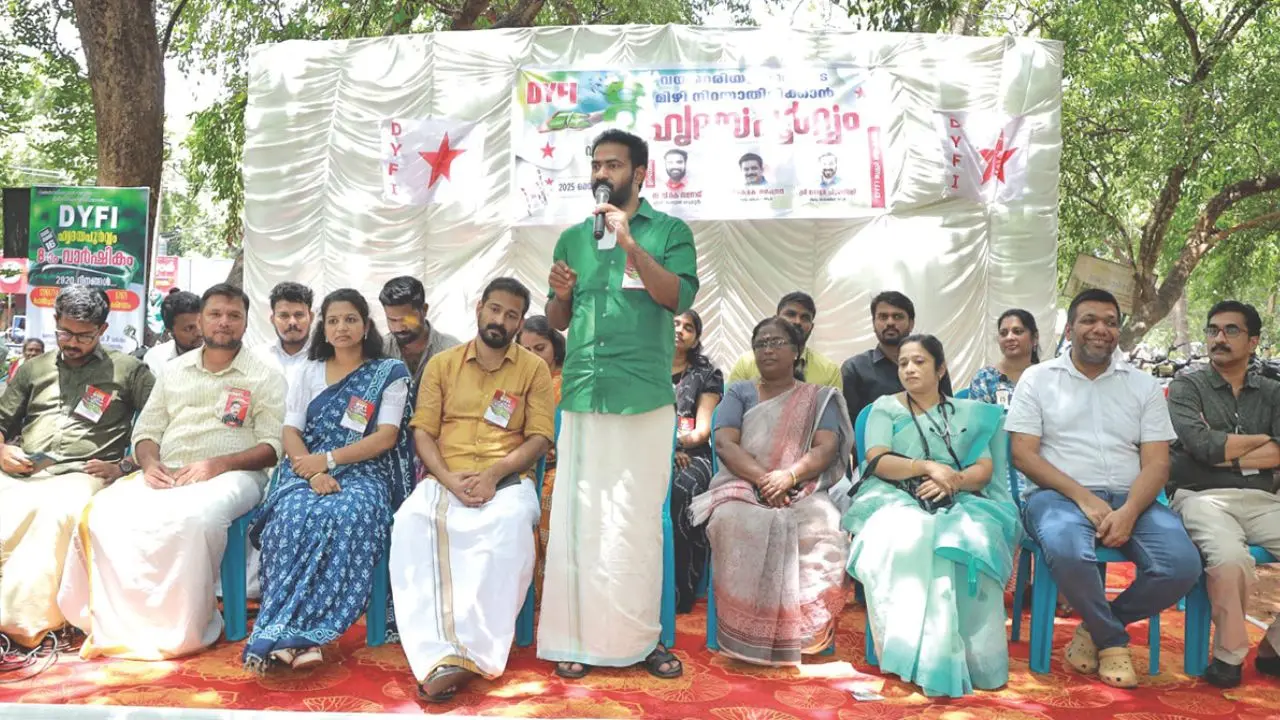 ഡിവൈഎഫ്ഐ ജില്ലാ കമ്മിറ്റി ഗവ. മെഡിക്കല് കോളേജ് നടത്തുന്ന പൊതിച്ചോറ് വിതരമപദ്ധതിയുടെ എട്ടാംവാര്ഷികം സംസ്ഥാന സെക്രട്ടറി വി.കെ. സനോജ് ഉദ്ഘാടനം ചെയ്യുന്നു