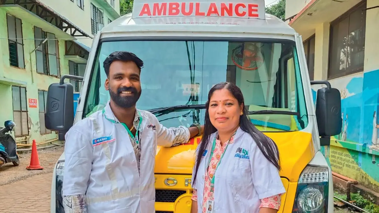 സിജോ രാജും നിതാ ശ്രീജിത്തും ആംബുലന്സിനുസമീപം