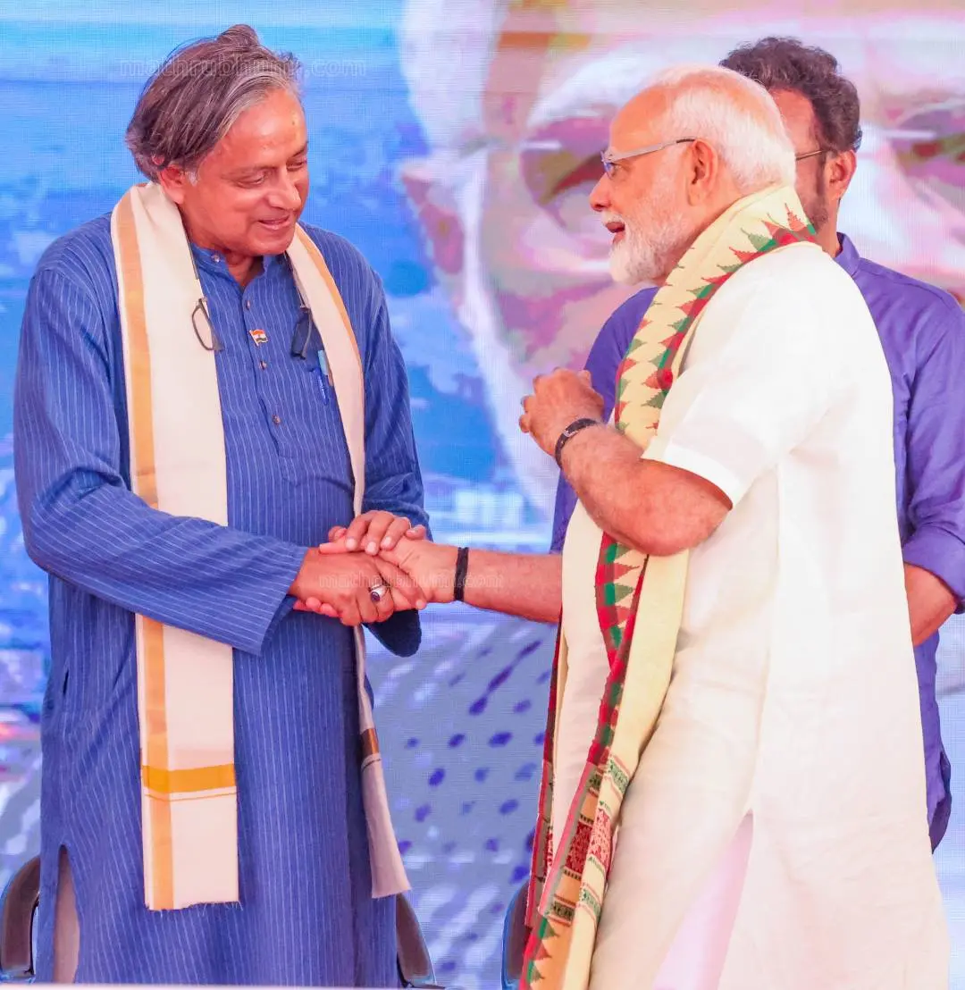 ശശി തരൂര് എംപി പ്രധാനമന്ത്രി നരേന്ദ്ര മോദിയോടൊപ്പം (ഫയല്) |ഫോട്ടോ:ബി.മുരളീകൃഷ്ണന്/മാതൃഭൂമി