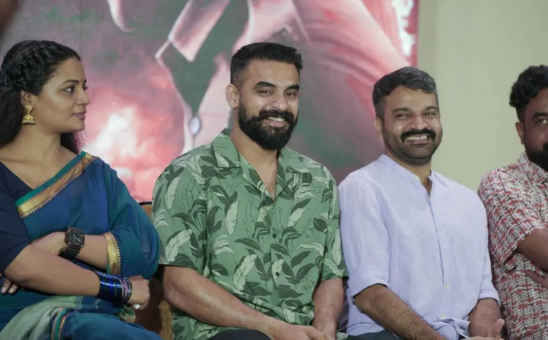 നടി ആര്യാ സലിം, ടൊവിനോ തോമസ്, സംവിധായകൻ അനുരാജ് മനോഹർ എന്നിവർ | ഫോട്ടോ: അറേഞ്ച്ഡ്