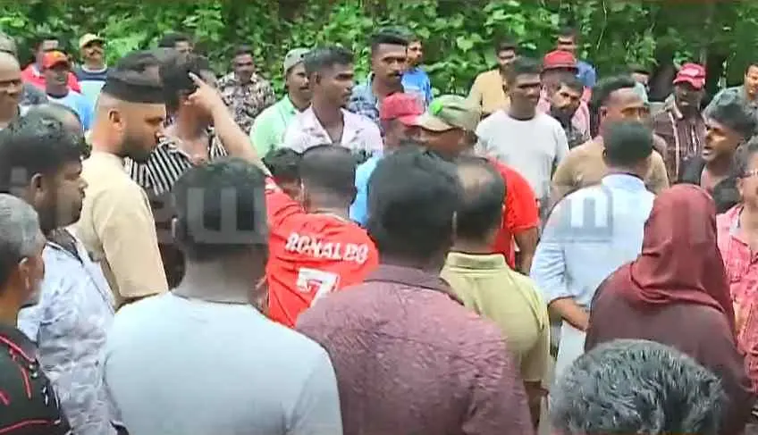 പ്രതിഷേധം | Photo: Screengrab/ Mathrubhumi News