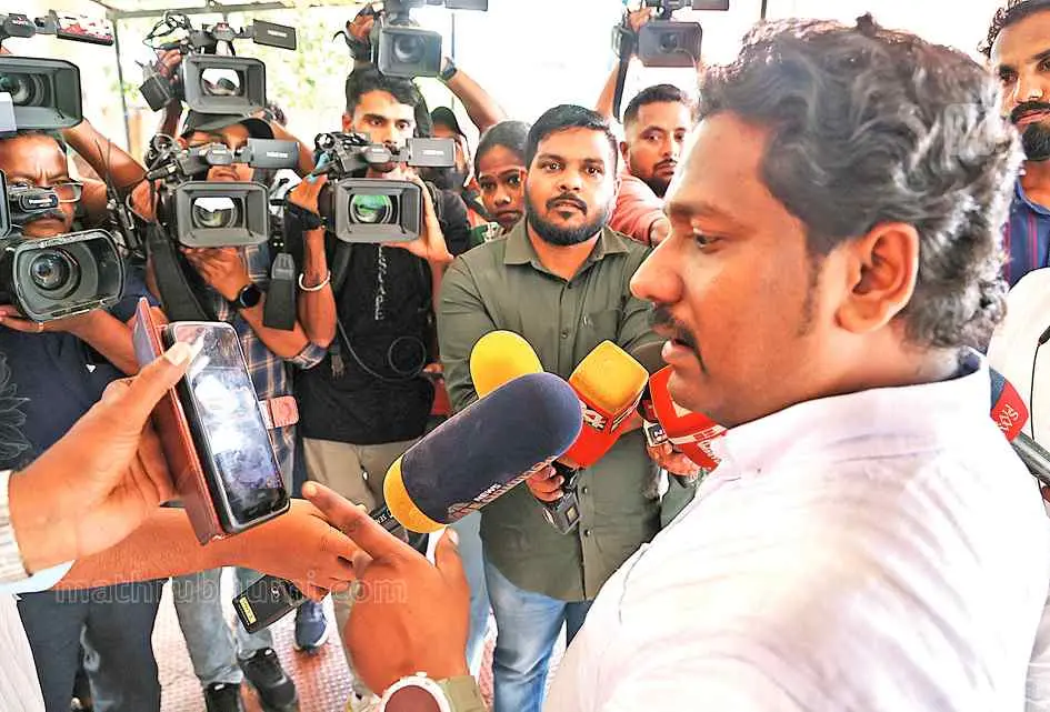 • ഇഡിക്കെതിരേ പരാതി നൽകിയ കശുവണ്ടി വ്യവസായി അനീഷ് ബാബു മൊഴി നൽകുന്നതിനായി ഞായറാഴ്ചകൊച്ചിയിലെ വിജിലൻസ് ഓഫീസിലെത്തിയപ്പോൾ, തന്നെ ഭീഷണിപ്പെടുത്തിയ ഇഡി ഉദ്യോഗസ്ഥനെ ഫോട്ടോയിലൂടെ തിരിച്ചറിയുന്നു