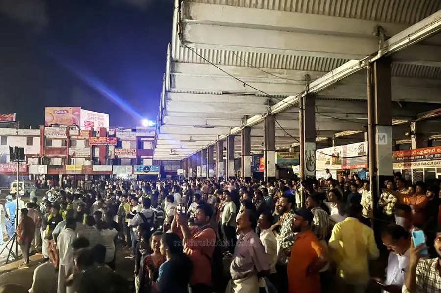 അഗ്നിബാധ, ആള്‍ക്കൂട്ടം; പൂർണമായി സ്തംഭിച്ച് കോഴിക്കോട് നഗരം