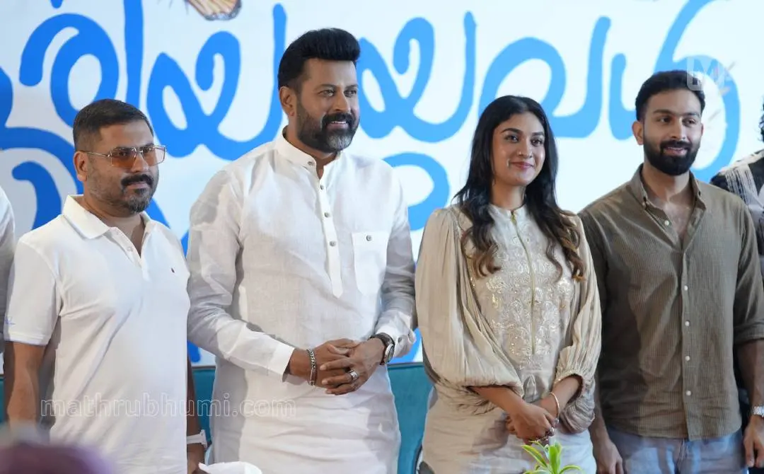 സുന്ദരിയായവൾ സ്റ്റെല്ല എന്ന ചിത്രത്തിന്റെ അണിയറപ്രവർത്തകർക്കൊപ്പം മനോജ് കെ. ജയനും തേജലക്ഷ്മിയും സർജാനോ ഖാലിദും | ഫോട്ടോ: ജെയ്വിന് ടി. സേവ്യര് \ മാതൃഭൂമി