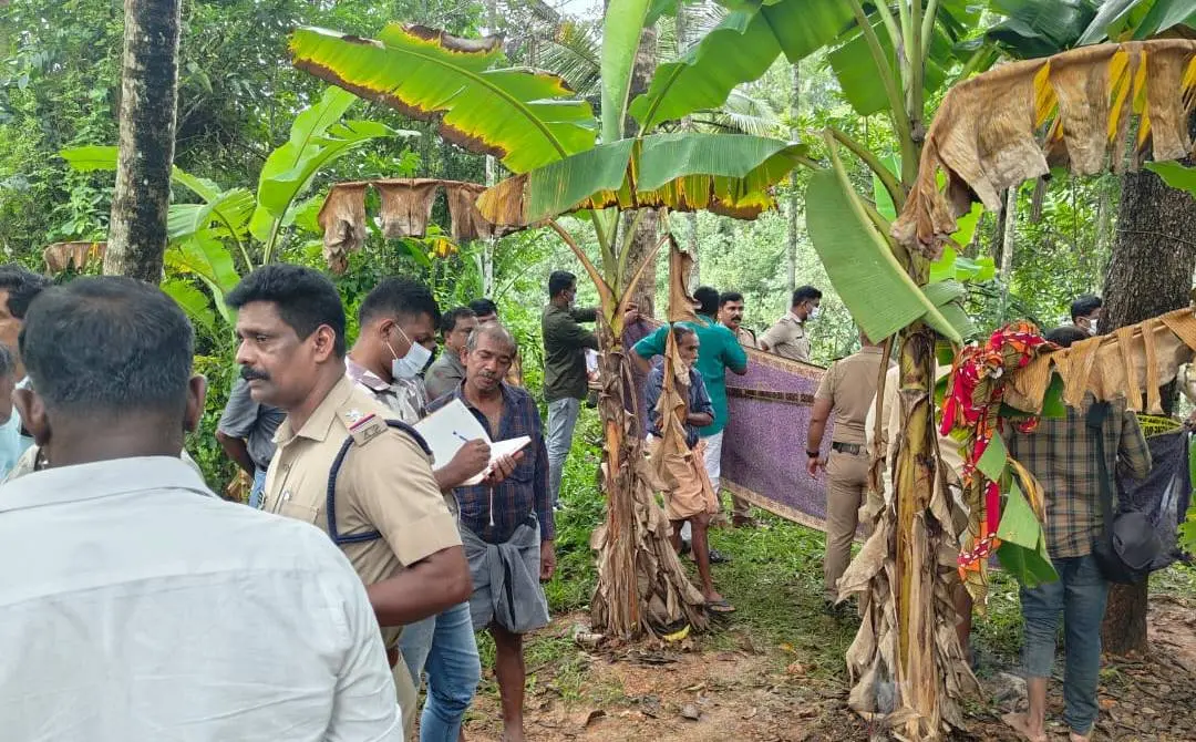സംഭവസ്ഥലത്ത് പോലീസെത്തി പരിശോധന നടത്തുന്നു